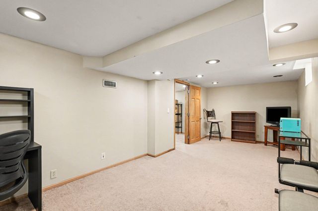 2111 Fremont Avenue E, Saint Paul, MN 55119