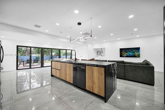 112 NW 53rd St, Miami, FL 33127