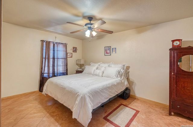 149 Red Oak Road, Leakey, TX 78873