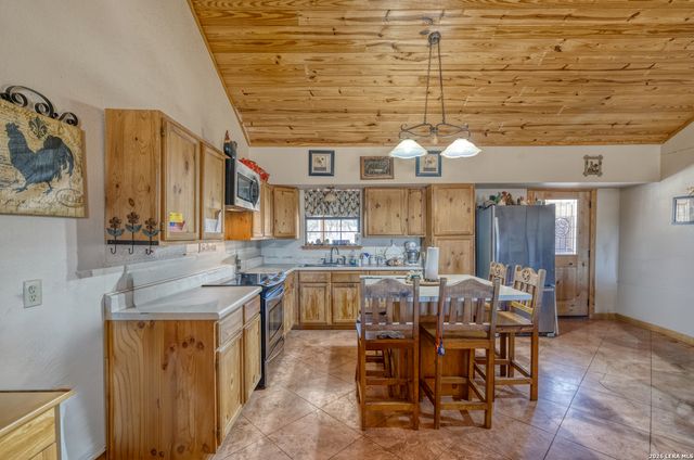149 Red Oak Road, Leakey, TX 78873