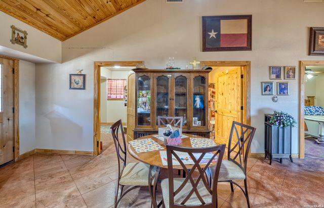 149 Red Oak Road, Leakey, TX 78873