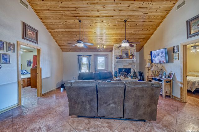 149 Red Oak Road, Leakey, TX 78873