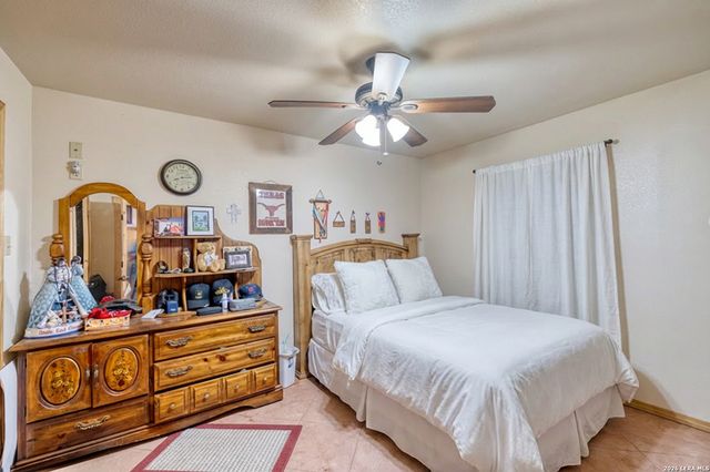 149 Red Oak Road, Leakey, TX 78873