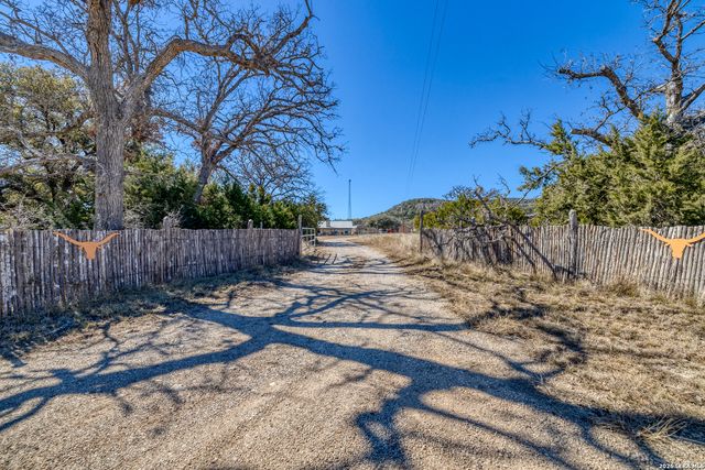149 Red Oak Road, Leakey, TX 78873