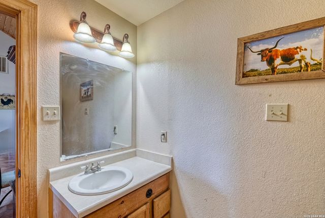 149 Red Oak Road, Leakey, TX 78873