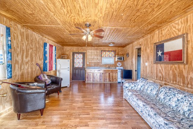 149 Red Oak Road, Leakey, TX 78873