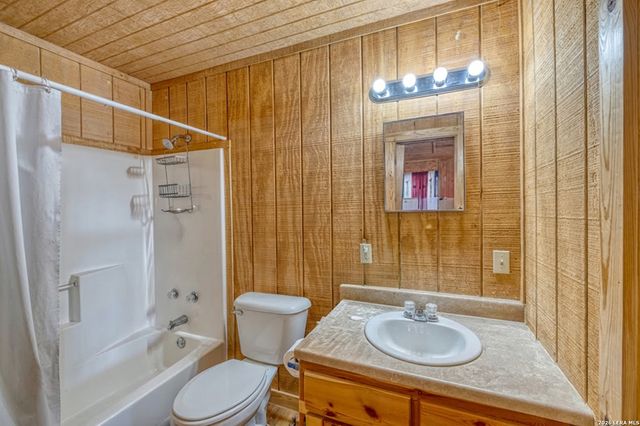 149 Red Oak Road, Leakey, TX 78873