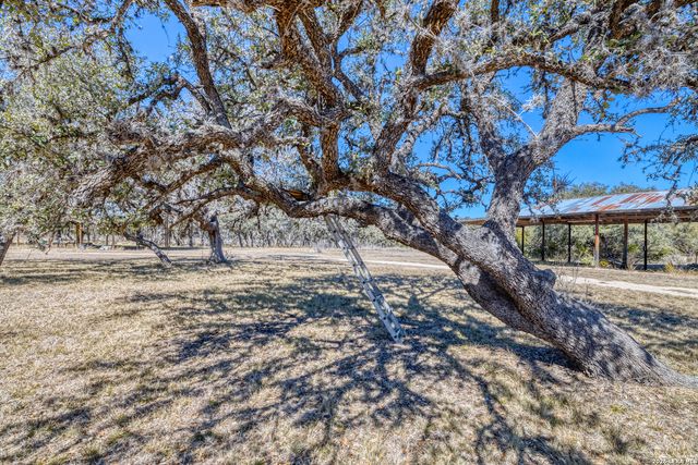 149 Red Oak Road, Leakey, TX 78873