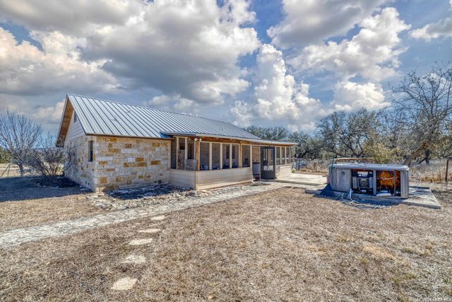 149 Red Oak Road, Leakey, TX 78873