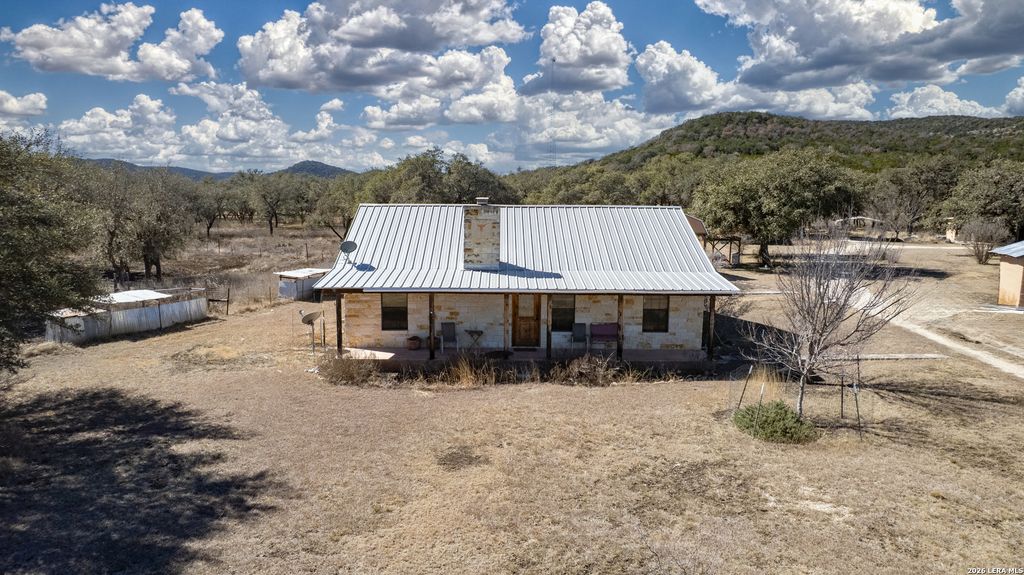 149 Red Oak Road, Leakey, TX 78873
