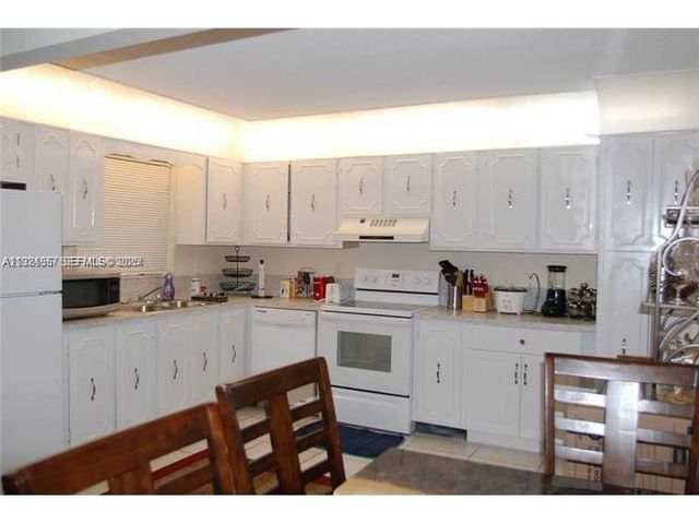 4528 SW 54th St 304-B, Dania Beach, FL 33314