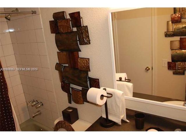 4528 SW 54th St 304-B, Dania Beach, FL 33314