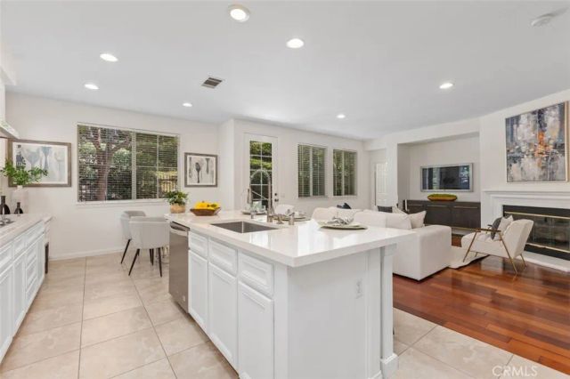 152 Treehouse, Irvine, CA 92603