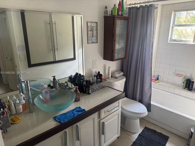 8215 Lake Dr 201, Doral, FL 33166