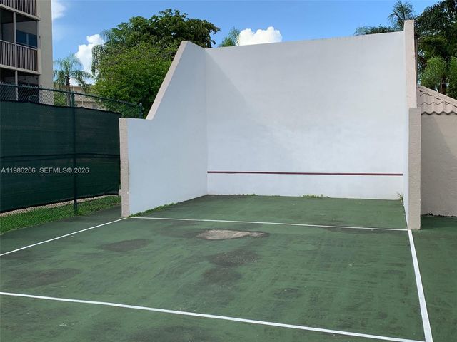 8215 Lake Dr 201, Doral, FL 33166