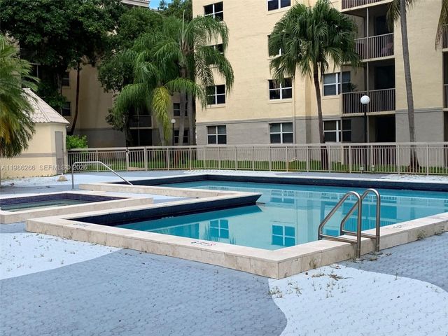8215 Lake Dr 201, Doral, FL 33166