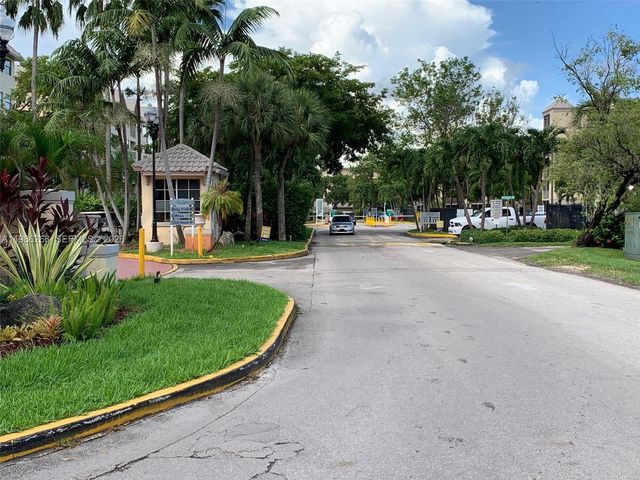 8215 Lake Dr 201, Doral, FL 33166