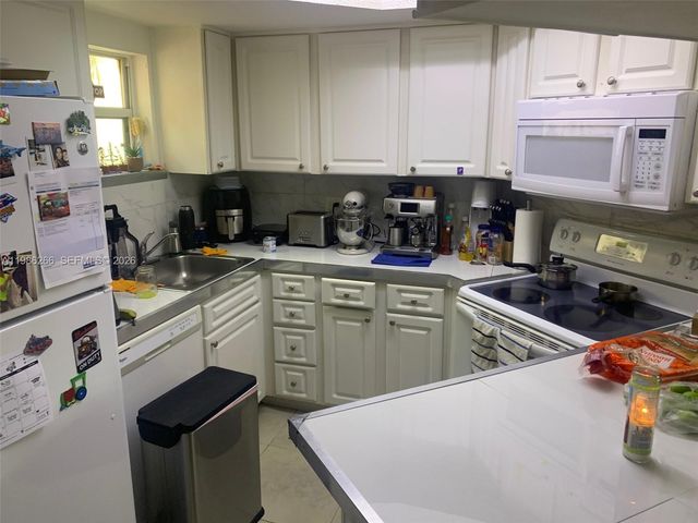 8215 Lake Dr 201, Doral, FL 33166