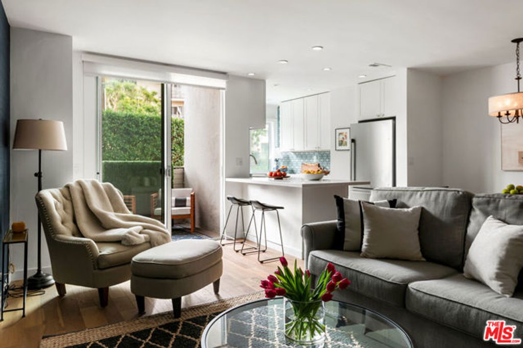 7250 Franklin Avenue 101, Los Angeles, CA 90046