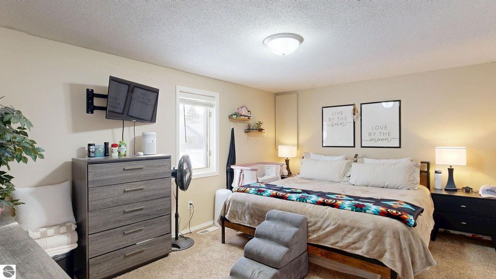 Image 11 of property listing at 402 Smalley Drive, Mt Pleasant, MI 48858