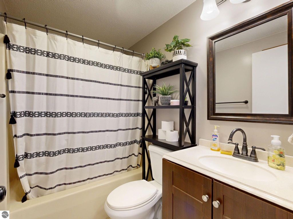 Image 18 of property listing at 402 Smalley Drive, Mt Pleasant, MI 48858