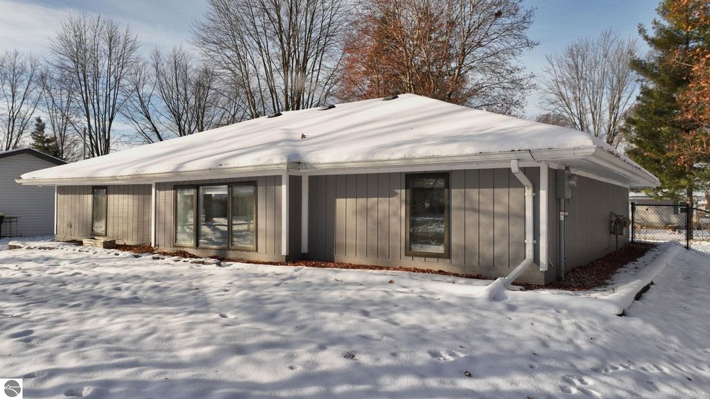 Image 21 of property listing at 402 Smalley Drive, Mt Pleasant, MI 48858