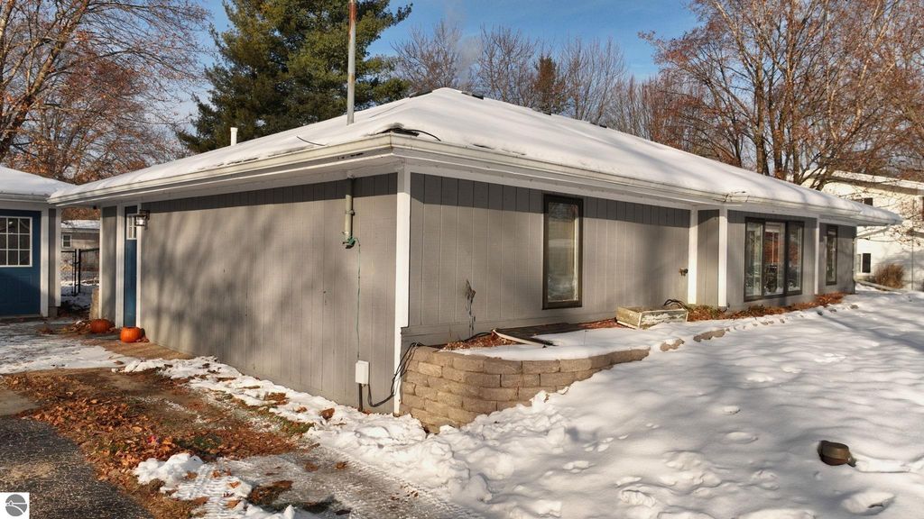Image 22 of property listing at 402 Smalley Drive, Mt Pleasant, MI 48858