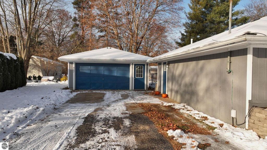 Image 23 of property listing at 402 Smalley Drive, Mt Pleasant, MI 48858