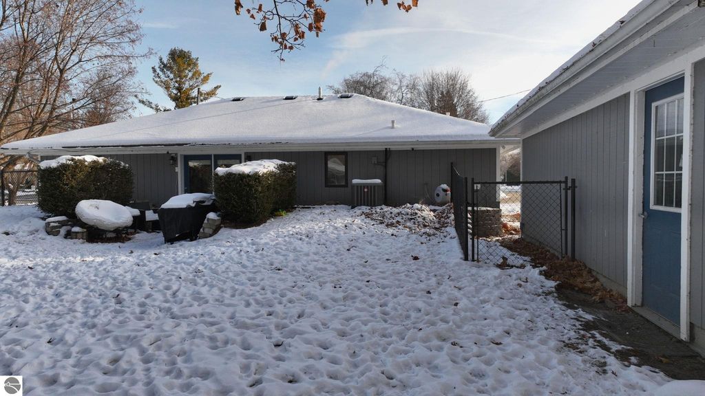 Image 24 of property listing at 402 Smalley Drive, Mt Pleasant, MI 48858