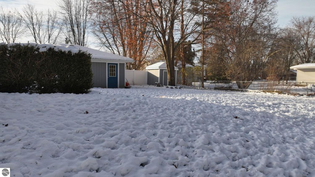 Image 26 of property listing at 402 Smalley Drive, Mt Pleasant, MI 48858