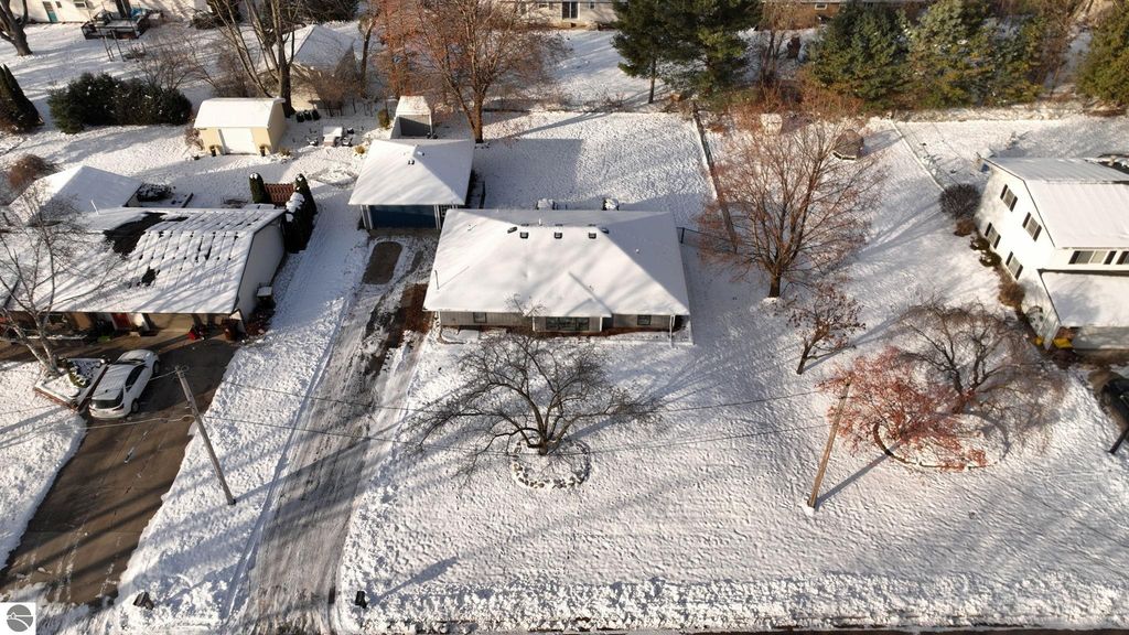 Image 27 of property listing at 402 Smalley Drive, Mt Pleasant, MI 48858