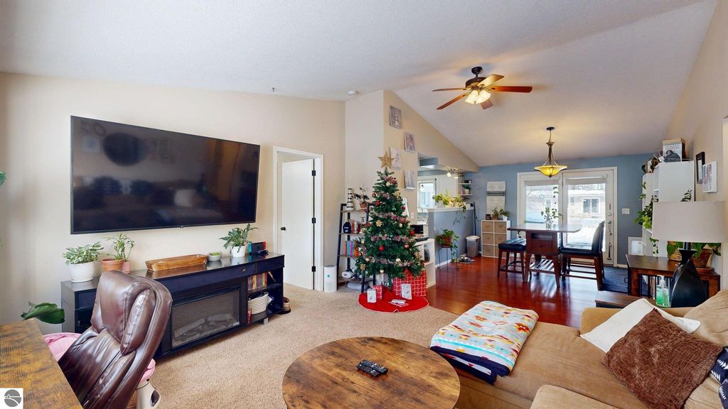 Image 3 of property listing at 402 Smalley Drive, Mt Pleasant, MI 48858