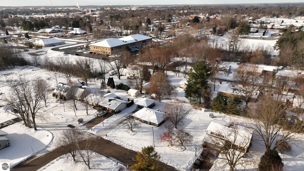 Image 30 of property listing at 402 Smalley Drive, Mt Pleasant, MI 48858