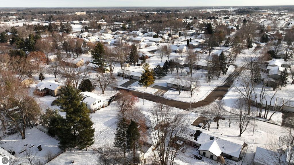 Image 31 of property listing at 402 Smalley Drive, Mt Pleasant, MI 48858