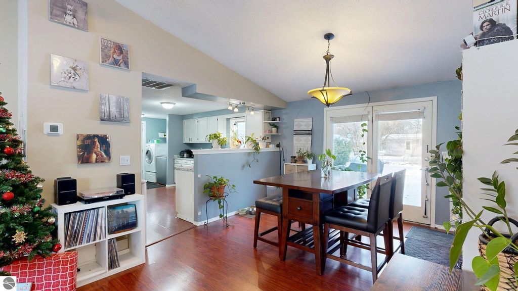 Image 5 of property listing at 402 Smalley Drive, Mt Pleasant, MI 48858