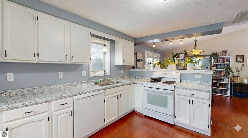 Image 8 of property listing at 402 Smalley Drive, Mt Pleasant, MI 48858