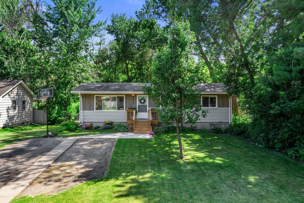 832 10th Avenue SE, Forest Lake, MN 55025