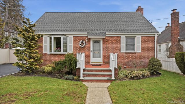358 Kensington Road S, Garden City South, NY 11530