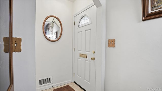 358 Kensington Road S, Garden City South, NY 11530