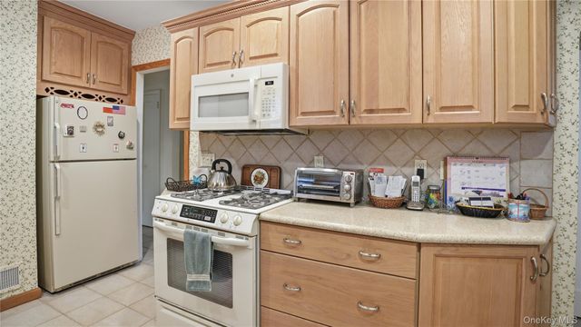 358 Kensington Road S, Garden City South, NY 11530