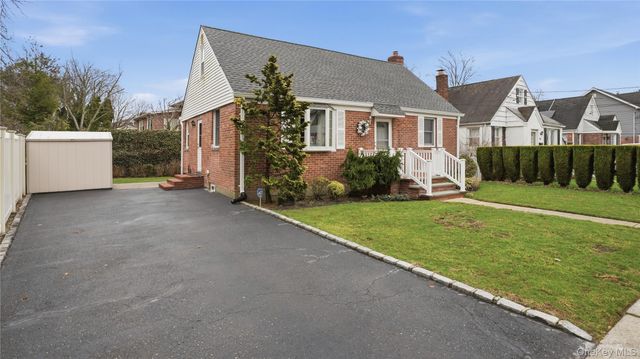 358 Kensington Road S, Garden City South, NY 11530