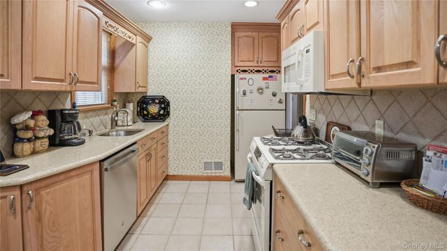 358 Kensington Road S, Garden City South, NY 11530