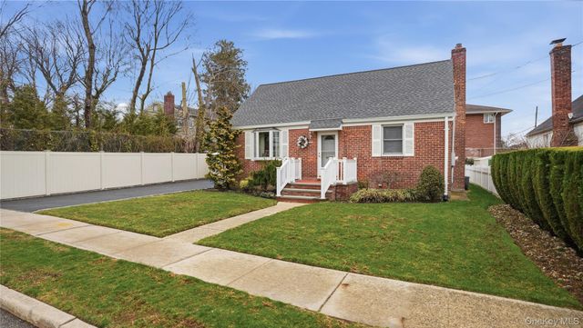 358 Kensington Road S, Garden City South, NY 11530