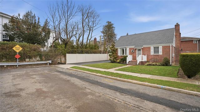 358 Kensington Road S, Garden City South, NY 11530