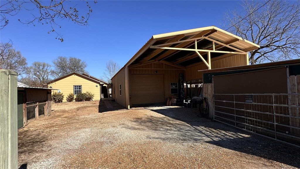 404 N Wilson Street, Madisonville, TX 77864