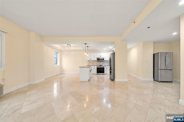 399 11th 206, Palisades Park, NJ 07650