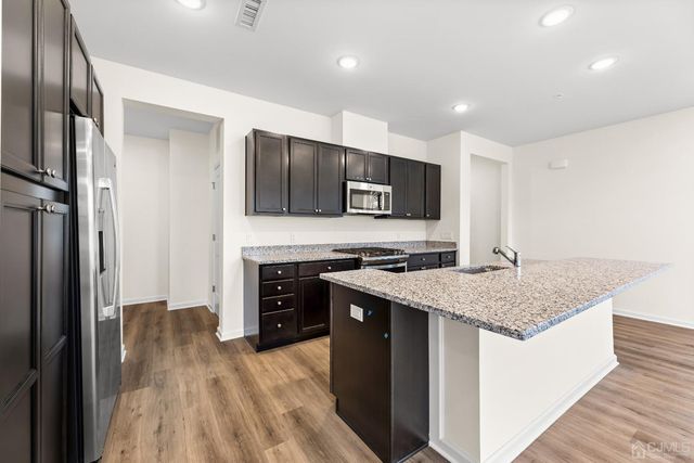 86 Depot Way, Dunellen, NJ 08812