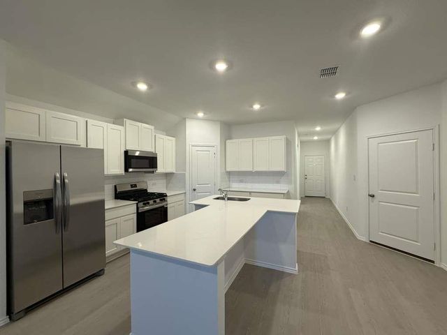 569 Sormonne LOOP, Kyle, TX 78640