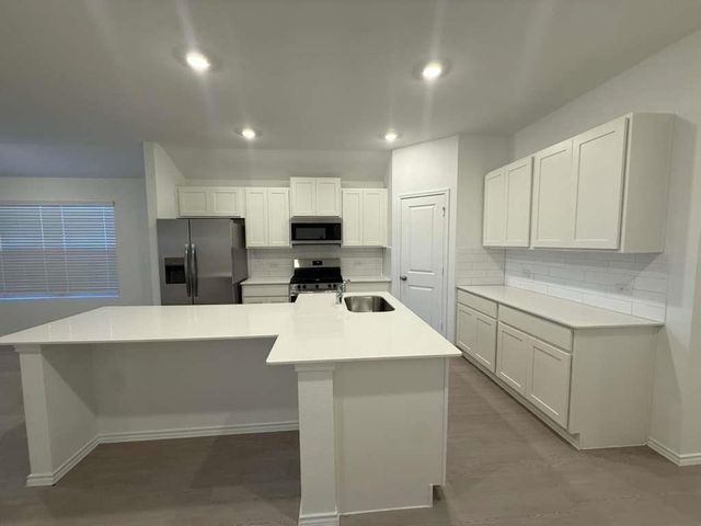 569 Sormonne LOOP, Kyle, TX 78640