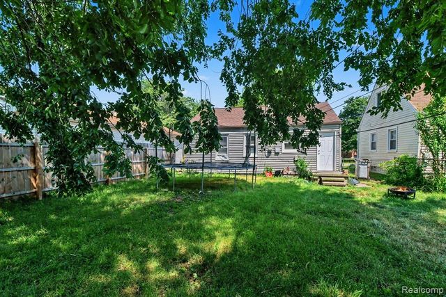 23383 Cayuga Avenue, Hazel Park, MI 48030
